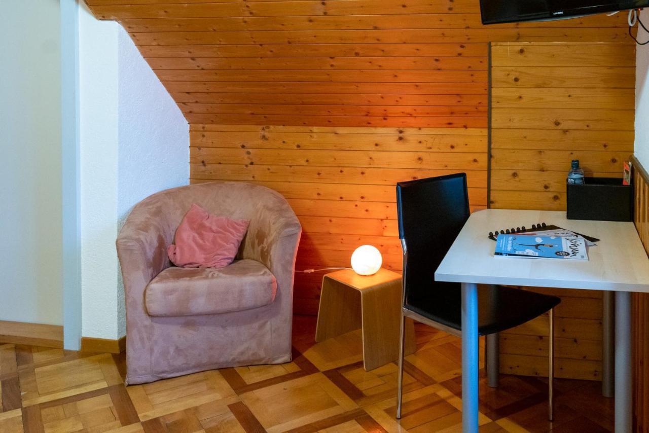 Auberge Du Prevoux Le Locle Exteriör bild
